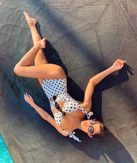 Iris Mittenaere feet photo thumbnail