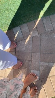 Kino MacGregor feet photo thumbnail