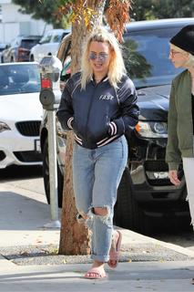Hilary Duff feet photo thumbnail