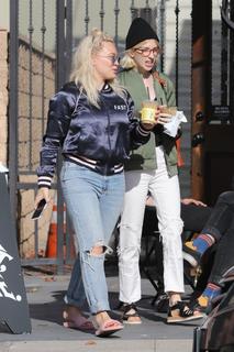 Hilary Duff feet photo thumbnail