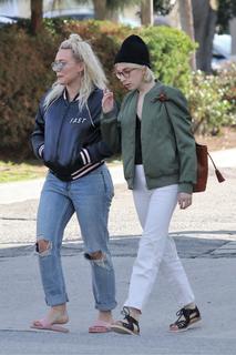 Hilary Duff feet photo thumbnail
