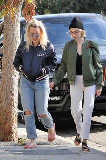 Hilary Duff feet photo thumbnail
