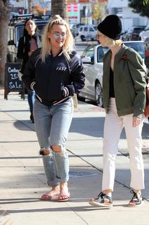 Hilary Duff feet photo thumbnail