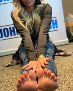 Kyle Unfug feet photo thumbnail