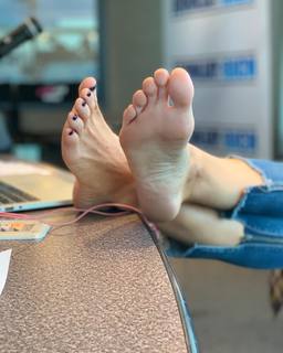 Kyle Unfug feet photo thumbnail