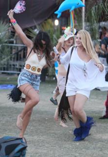 Vanessa Hudgens feet photo thumbnail