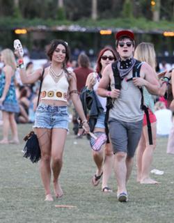 Vanessa Hudgens feet photo thumbnail