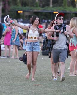 Vanessa Hudgens feet photo thumbnail