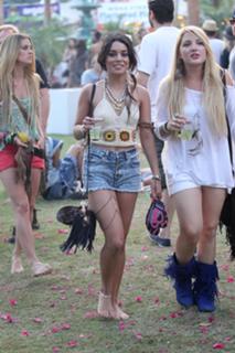 Vanessa Hudgens feet photo thumbnail