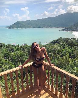 Iris Mittenaere feet photo thumbnail