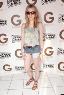 Emma Roberts feet photo thumbnail