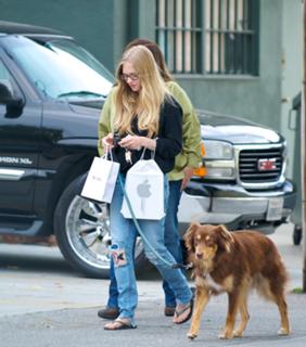 Amanda Seyfried feet photo thumbnail