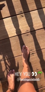 Iris Mittenaere feet photo thumbnail