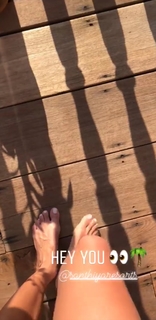 Iris Mittenaere feet photo thumbnail