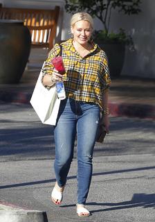 Hilary Duff feet photo thumbnail