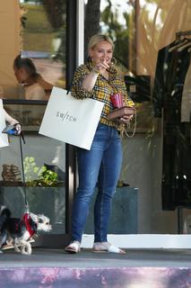 Hilary Duff feet photo thumbnail