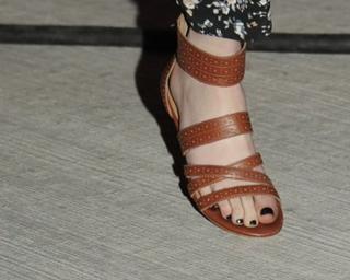 Emma Roberts feet photo thumbnail