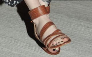 Emma Roberts feet photo thumbnail