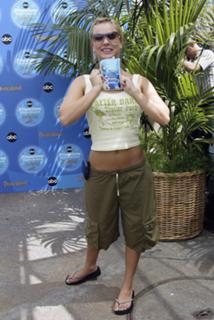 Kaley Cuoco feet photo thumbnail