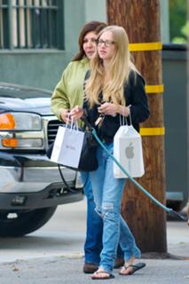 Amanda Seyfried feet photo thumbnail