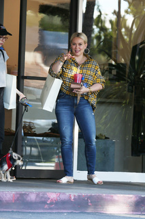 Hilary Duff feet photo thumbnail