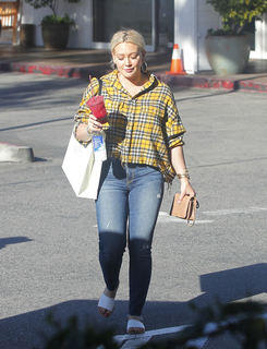 Hilary Duff feet photo thumbnail