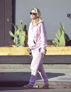 Alice Eve feet photo thumbnail
