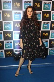 Dia Mirza feet photo thumbnail