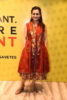Dia Mirza feet photo thumbnail