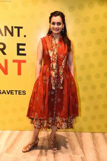 Dia Mirza feet photo thumbnail