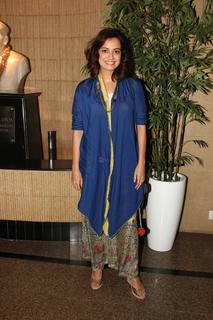 Dia Mirza feet photo thumbnail