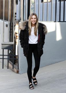 Elizabeth Olsen feet photo thumbnail