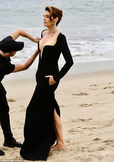 Cindy Crawford feet photo thumbnail