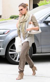 Jessica Alba feet photo thumbnail