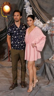 Vanessa Hudgens feet photo thumbnail