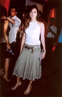 Dia Mirza feet photo thumbnail