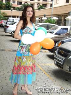 Dia Mirza feet photo thumbnail