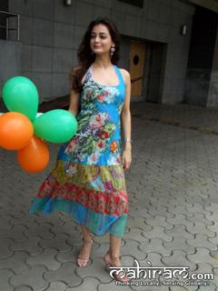 Dia Mirza feet photo thumbnail