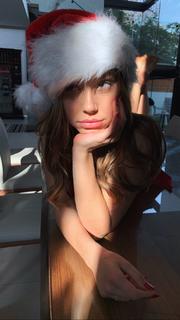 Alexis Ren feet photo thumbnail