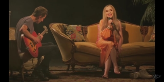 Sabrina Carpenter feet photo thumbnail