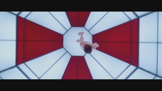 Milla Jovovich feet photo thumbnail