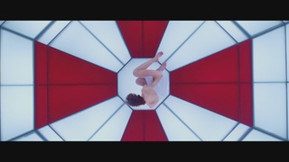 Milla Jovovich feet photo thumbnail