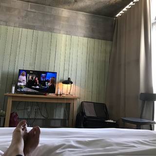 Virginia Madsen feet photo thumbnail