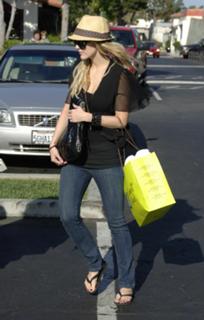 Ashlee Simpson feet photo thumbnail
