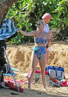 Katy Perry feet photo thumbnail