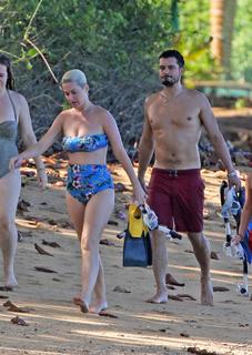 Katy Perry feet photo thumbnail