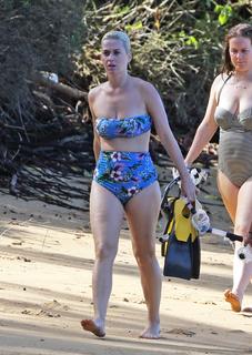 Katy Perry feet photo thumbnail