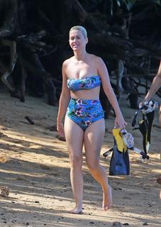 Katy Perry feet photo thumbnail