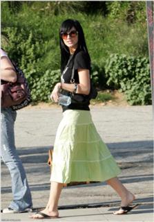 Ashlee Simpson feet photo thumbnail