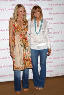Ashlee Simpson feet photo thumbnail